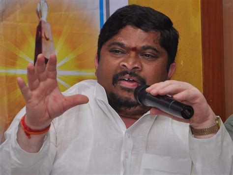 Ponnam Prabhakar criticizes KCR over demolition of secretariat buildings