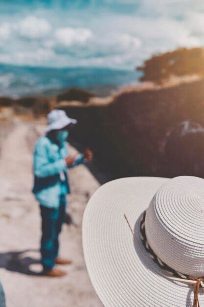 Grupo de turistas ouvindo a explicação do guia sobre o complexo