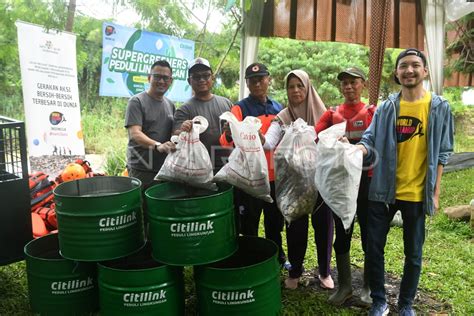 AKSI MEMBERSIHKAN SAMPAH DI BANTARAN SUNGAI CILIWUNG ANTARA Foto