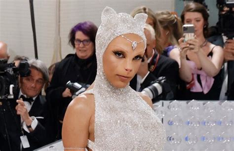 Doja Cat Walked The Met Gala Carpet Dressed As Karl Lagerfelds Cat