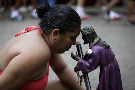 Caminar con una gran cruz para agradecer al venerado Cristo Negro de Panamá