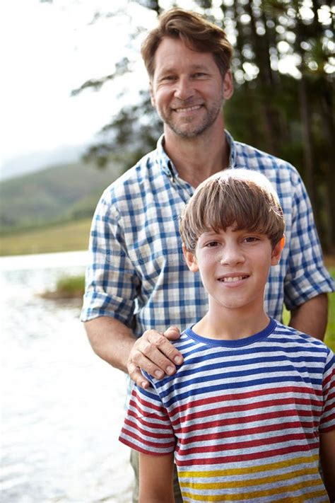 Tan Orgulloso De Mi Hijo Retrato De Un Orgulloso Padre Y Su Hijo