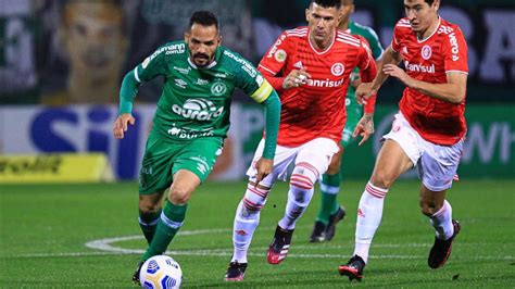 Bruno Silva Da Chapecoense D Rasteira E Acerta Soco Em Jogadores Do