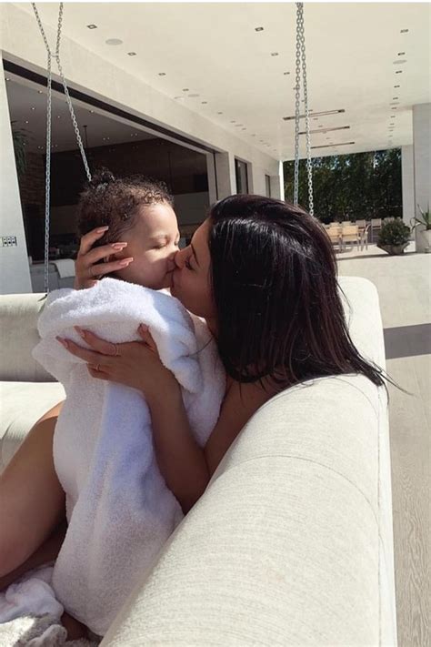 Junto De Stormi Kylie Jenner Publica Mensagem Para O Dia Das Mulheres