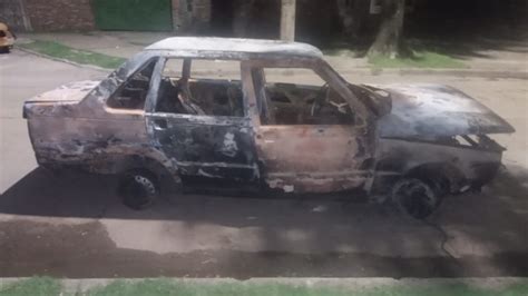 Terror En Rosario Hallan Un Auto Incendiado Y Se Investiga Si Fue El Usado En El Crimen Del