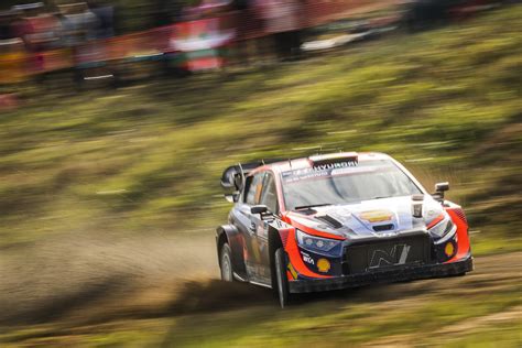 Wrc Rallye De L Acropole Es Neuville Tire Le Premier