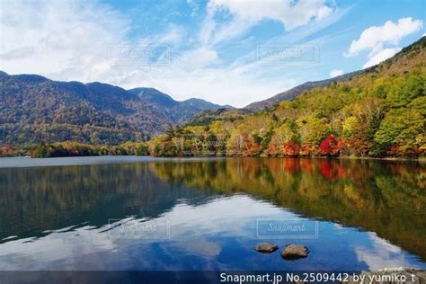 空と山と湖の秋の風景の写真・画像素材 2509442 Snapmart（スナップマート）