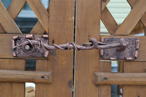 Запор для калитки своими руками. Что следует знать?