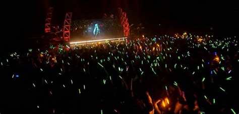 Japanese 3d Singing Hologram Hatsune Miku Becomes Nations Biggest Pop