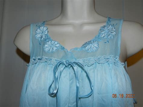 LARGE MISS ELAINE SILKY NYLON SMOCKED CHEMISE GOWN NI Gem