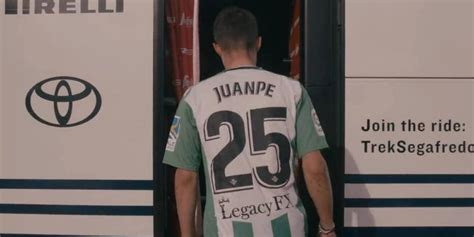 El Ciclista Juanpe L Pez Anuncia Vestido Del Betis Su Renovaci N Con El