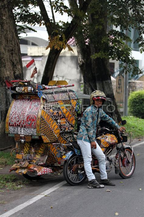 Becak Motif Batik Antara Foto