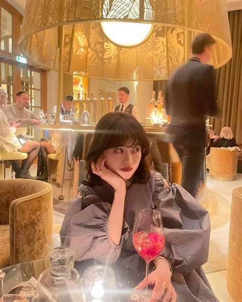 Yuyuさんのインスタグラム写真 Yuyuinstagram「🍸 初めてのパリ出展を終え、どっと湧いてきた達成感と安心感をこれからの糧にするために！バーで反省会を開いておりました🇫🇷🎀