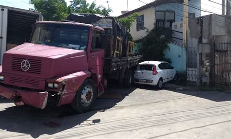 Caminh O Perde Freio Em Ladeira Bate Em Carros E Invade Casa Em