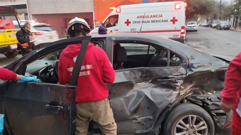 Mujer se pasa el alto y es impactada por un camión en el centro de