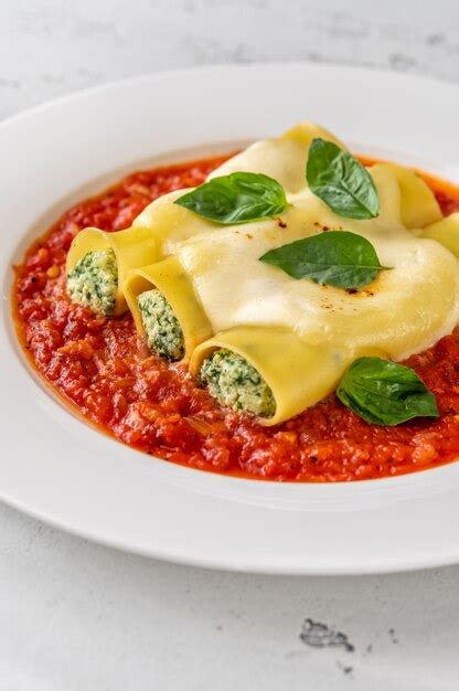 Pasta De Canelones Rellenos De Ricotta Y Espinacas Con Salsa De Tomate