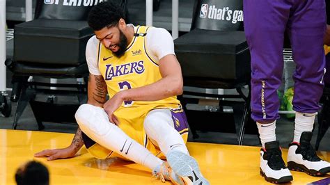 Anthony Davis Leaves Early In Los Angeles Lakers Game 6 Loss To