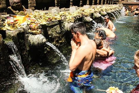 Tradisi Melukat Ritual Pembersihan Diri Dan Jiwa Orang Bali Bali Luhur