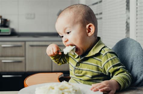 El Ni O Come Pur De Patatas Foto Premium