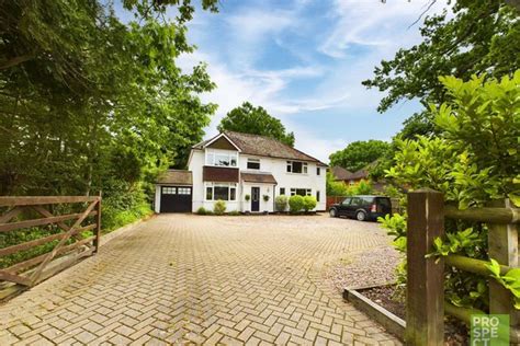 Finchampstead Road Finchampstead Wokingham Berkshire Rg40 5 Bedroom