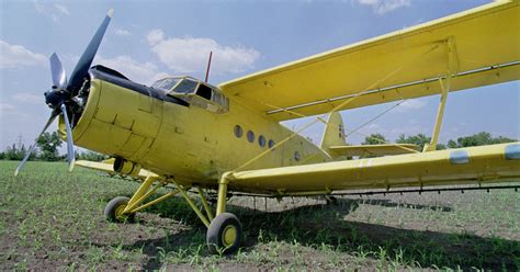 Un avion de mici dimensiuni a aterizat forţat Pilotul nu a fost rănit