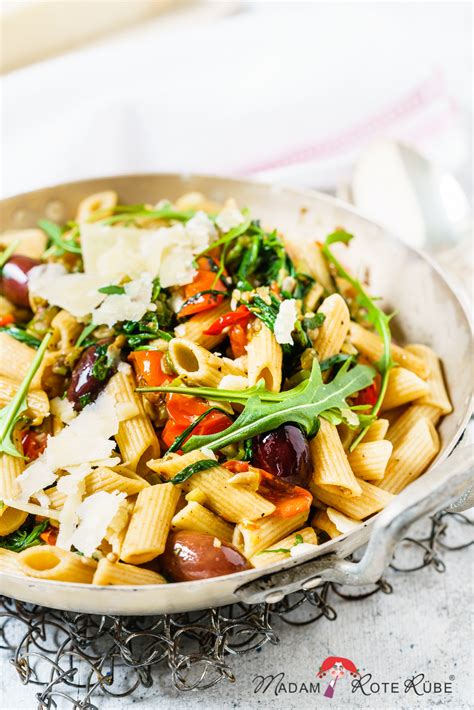 Rucola Pasta mit Tomaten Oliven und Sonnenblumenkerne Madam Rote Rübe