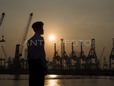 WAKTU BONGKAR MUAT KONTAINER ANTARA Foto