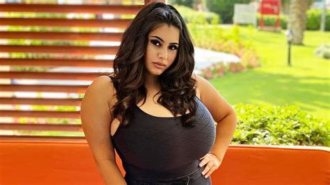 Donna Roza Curvy Plus Size Model Biography Wiki Age Height