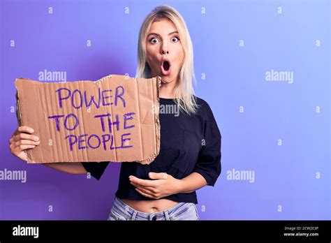 Jeune Femme Blonde Demandant Des Droits Sociaux Tenant La Banni Re Avec Le Pouvoir Au Peuple