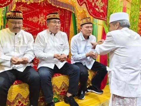 Tiba Di Aceh Ketum Pbnu Gus Yahya Dan Rombongan Di Peusijuek