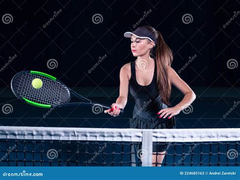 Imagen De Un Jugador De Tenis Golpeando La Pelota Con Una Raqueta En La