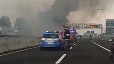 Veicolo In Fiamme In Tangenziale Code Svincolo Ramo Verde