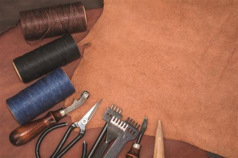 Ferramentas para artesanato em couro e peças em couro marrom fabricação