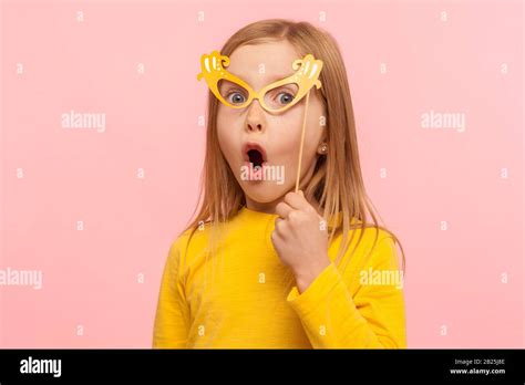 Petite Fille Qui Tire La Langue Humour Banque De Photographies Et D