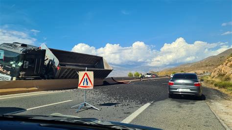 Accidente De Trafico En Granada Un Cami N Cargado De Asfalto Vuelca