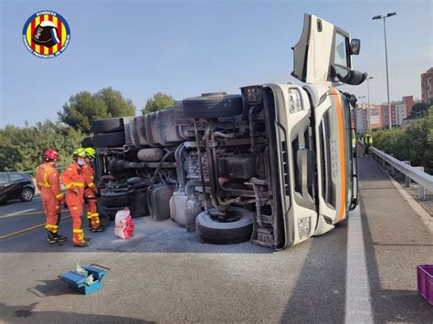 El Vuelco De Un Camión En Valencia Provoca Casi Dos Kilómetros De