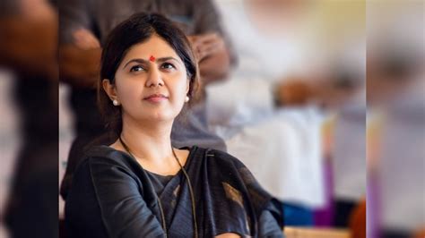 Viral Video BJP Leader Pankaja Munde Made Tea On Tapari For Activists