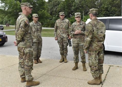 Gervais Makes First Visit To Fort Leonard Wood As Tradoc Dcg Article