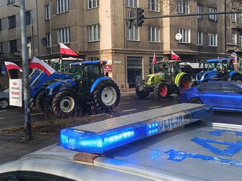 Komunikat Policji Rolnicy W Rod Zablokuj Krak W Wiadomo Ci Z