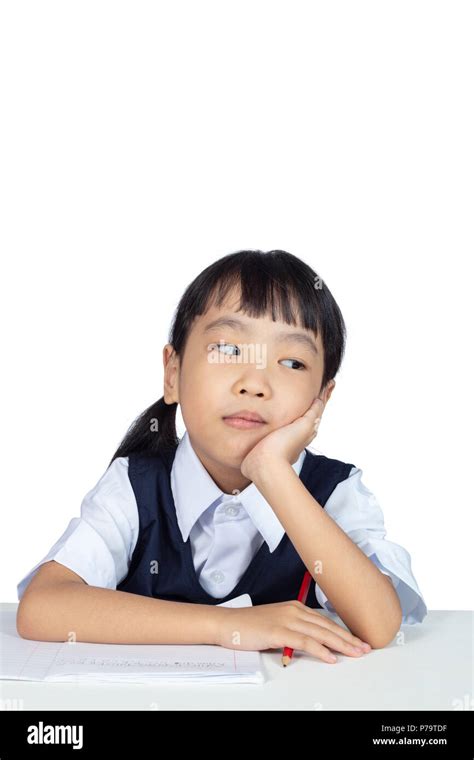 Chino Asia niña vestidos de uniforme escolar estudiando aislados en