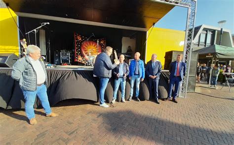 Officiële opening vernieuwde centrum Surhuisterveen Trots op