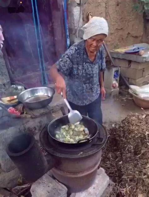 第一次帶女朋友去農村，奶奶煮的柴火飯讓她喜歡的不得了 每日頭條