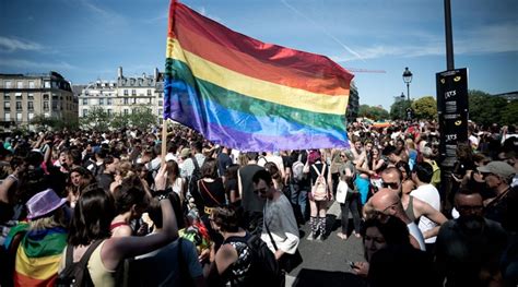 La gay pride reportée par l Euro l Inter LGBT s indigne