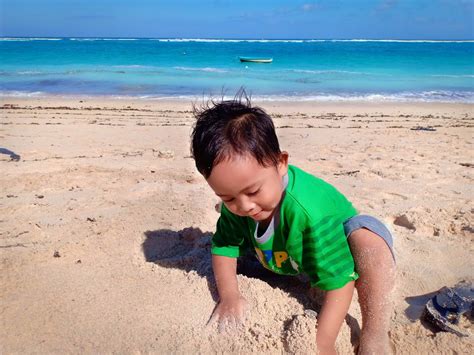 Lakukan Ini Moms Agar Liburan Ke Pantai Bersama Anak Makin Edukatif