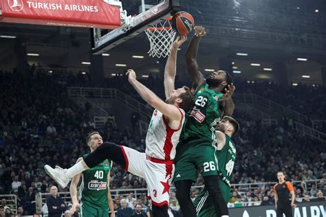 Gr Ce Mathias Lessort Furieux Apr S Un Crachat Dun Fan Du Paok