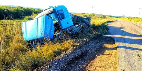 Evaldo Gomes Notícias Carreta sai da pista na ERS 471