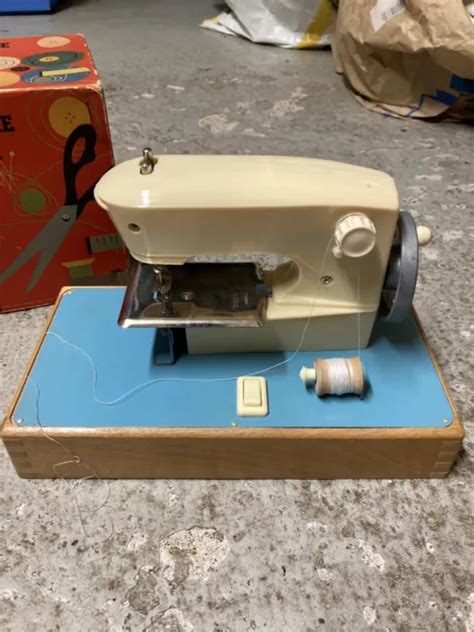 Jouet Ancien Machine A Coudre Enfant A Pile Avec Sa Boite S Eur