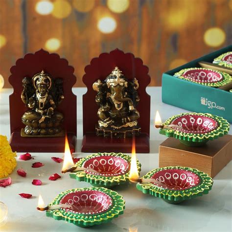 Buy Send Set Of Clay Diya With Maa Laxmi Lord Ganesha Idols Online