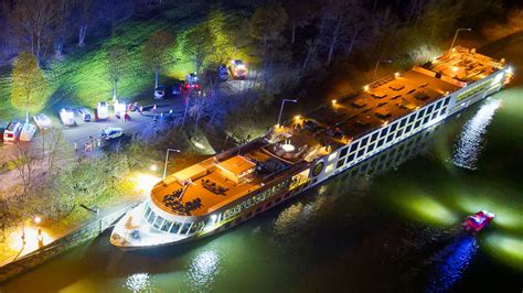 Donau Kreuzfahrtschiff rammt Schleusenkammer in Oberösterreich 17