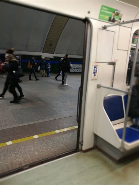 Попрошайки в метро | Пикабу